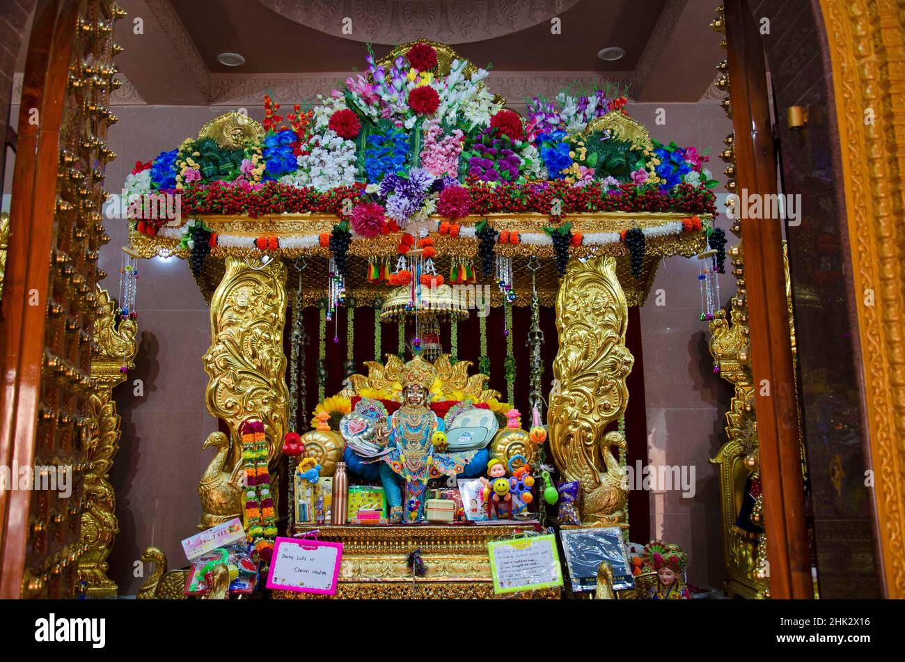 Señor Bal Krishna ídolo dentro del templo en Nilkanthdham, templo de Swaminarayan, Poicha, Gujarat, India Foto de stock