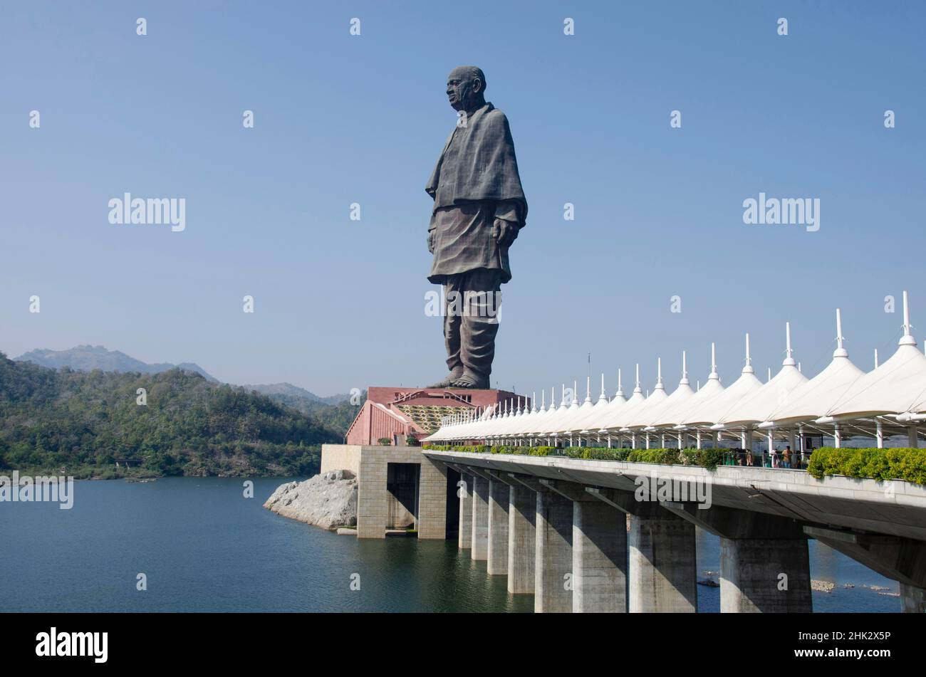 Estatua de la Unidad de Vallabhbhai Patel a orillas del río Narmada. La estatua más alta del mundo a 182 metros (597 pies) de altura. Colonia Kevadiya, Gujarat, Indi Foto de stock
