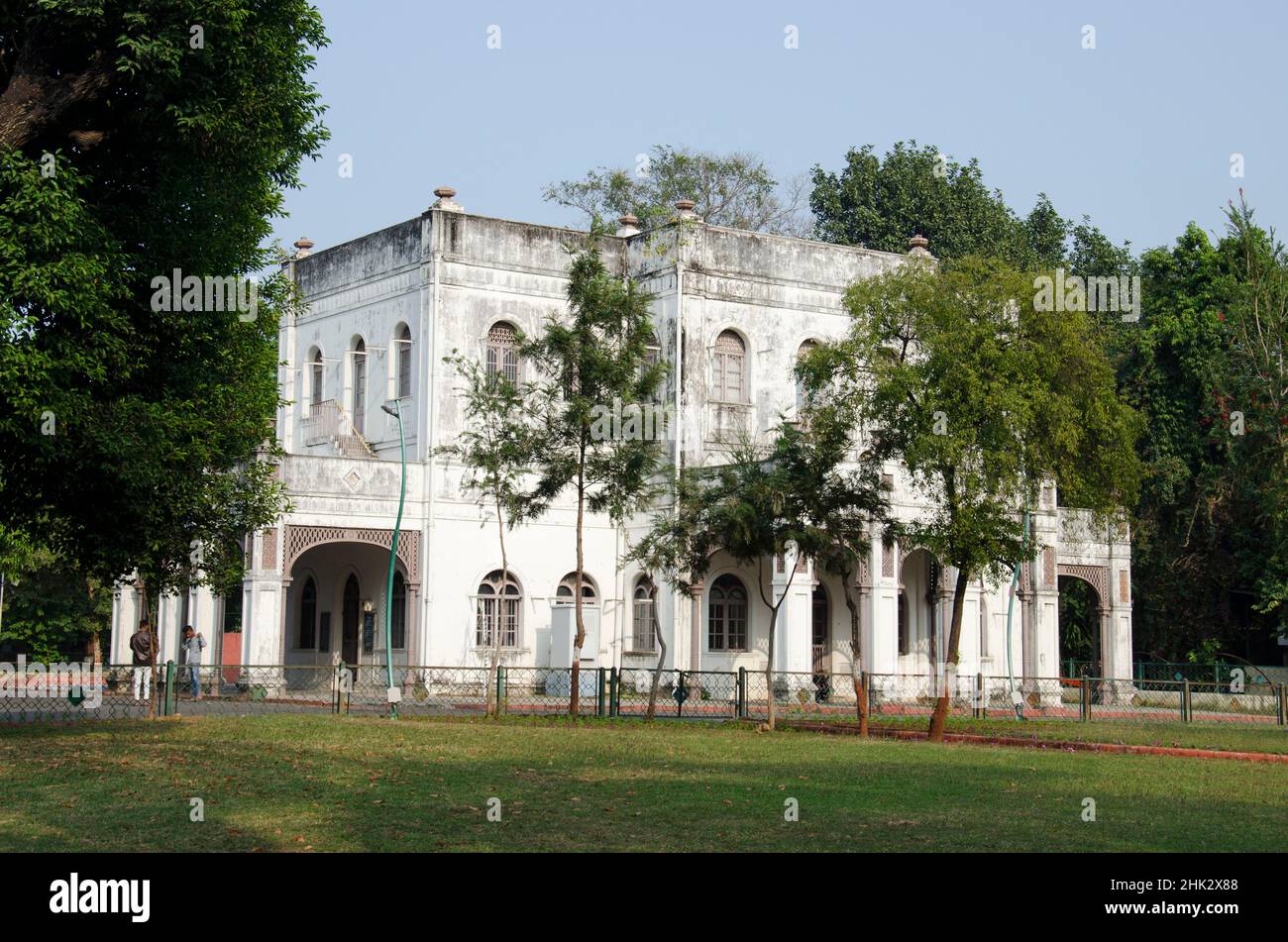 Edificio del museo de salud, ubicado en el complejo Sayaji bAug, también conocido como Kamati bago, Vadodara, Gujarat, India Foto de stock
