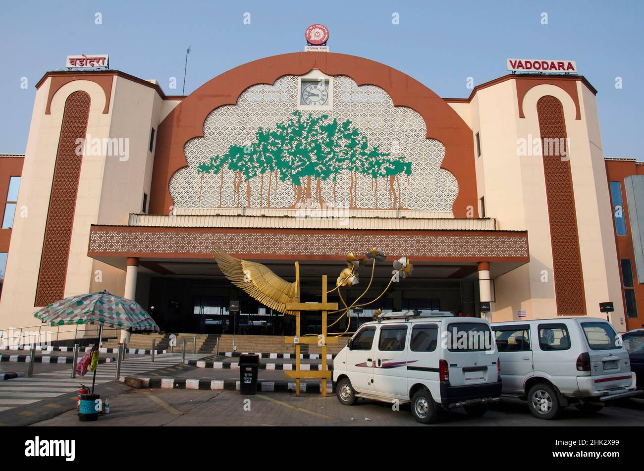 Estación de ferrocarril decorada, situada en Vadodara, Gujarat, India Foto de stock