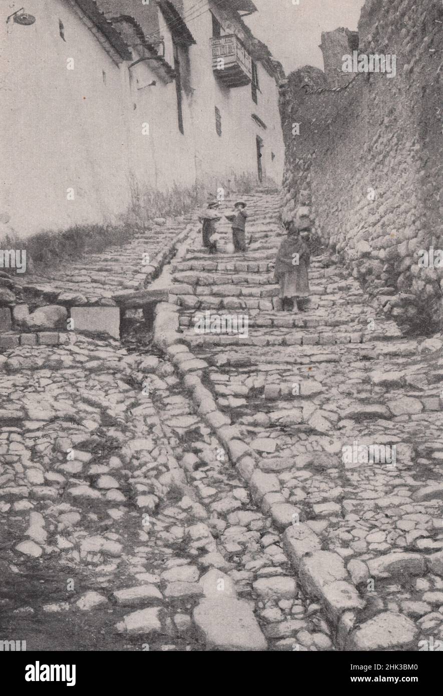 Calle de la escalera en la antigua capital del Imperio Inca. Perú (1923) Foto de stock