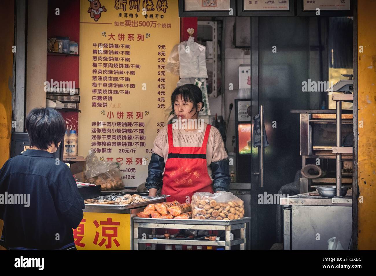 Comida callejera local de fideos en Ninghai East Road cerca del centro de la ciudad, Shanghai, China Foto de stock
