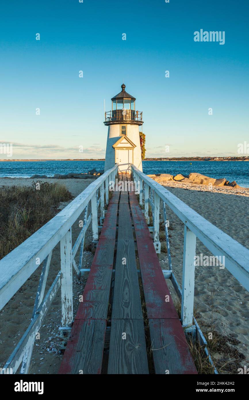 Estados Unidos, Massachusetts, Isla Nantucket. Nantucket Town, Brent Point Lighthouse con una corona de Navidad. Foto de stock
