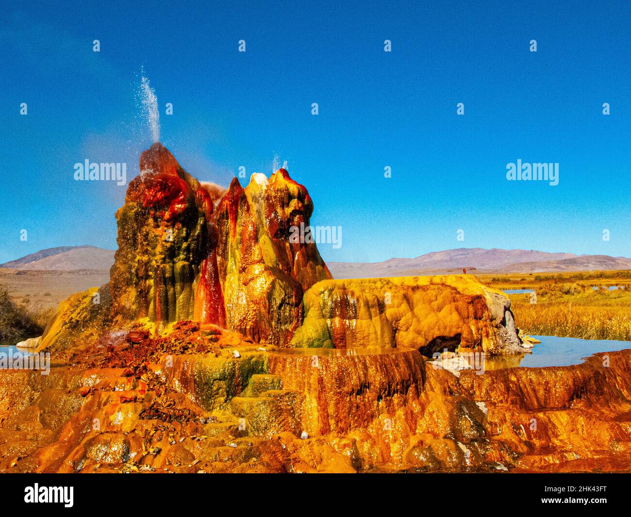 EE.UU., Nevada, Negro Rock Desert, Fly Geyser Un arco iris de colores Foto de stock