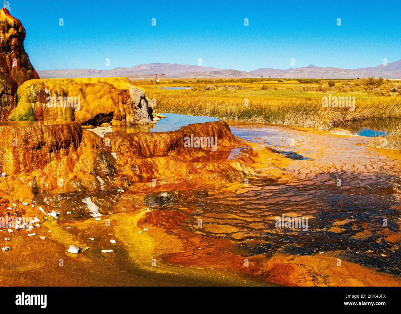 EE.UU., Nevada, Negro Rock Desert, Fly Geyser Un arco iris de colores Foto de stock