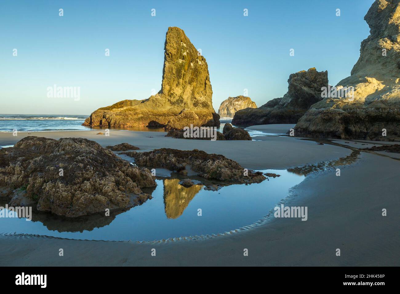 Estados Unidos, Oregon, Bandon Beach. Formaciones rocosas y reflexión en aguas de playa. Crédito como: Cathy & Gordon Illg / Jaynes Gallery / DanitaDelimont.com Foto de stock