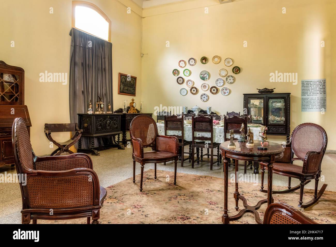 Muebles de estilo colonial que decoran una sala de estar en el Museo de  Artes Decorativas. El Museo de Artes Decorativas es un lugar famoso y un  importante turismo Fotografía de stock -