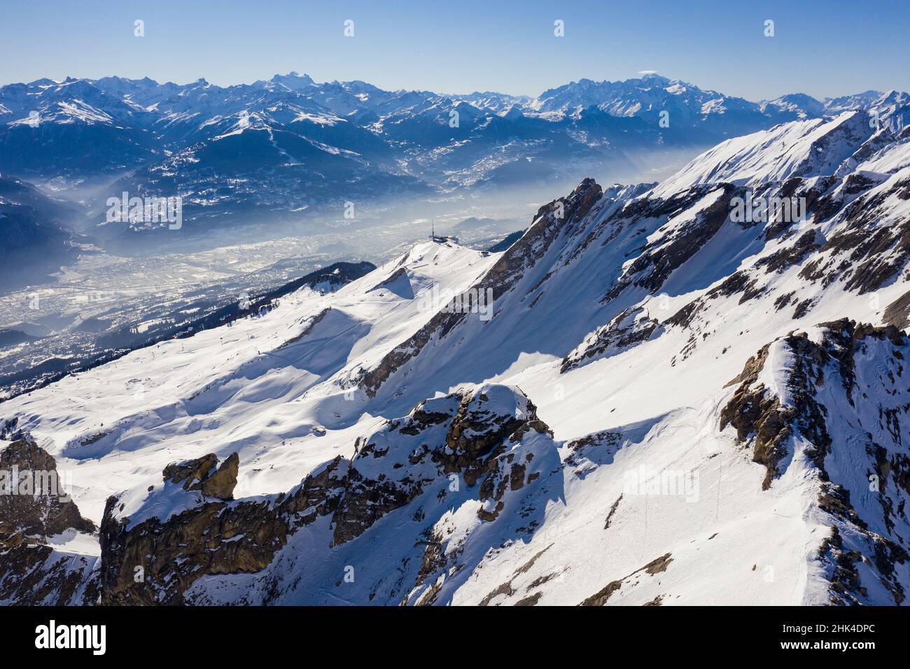 Espectacular vista aérea de la montaña de los alpes sobre la estación de esquí de Anzere con vistas al valle del Ródano y Sion en Valais (Suiza). Foto de stock