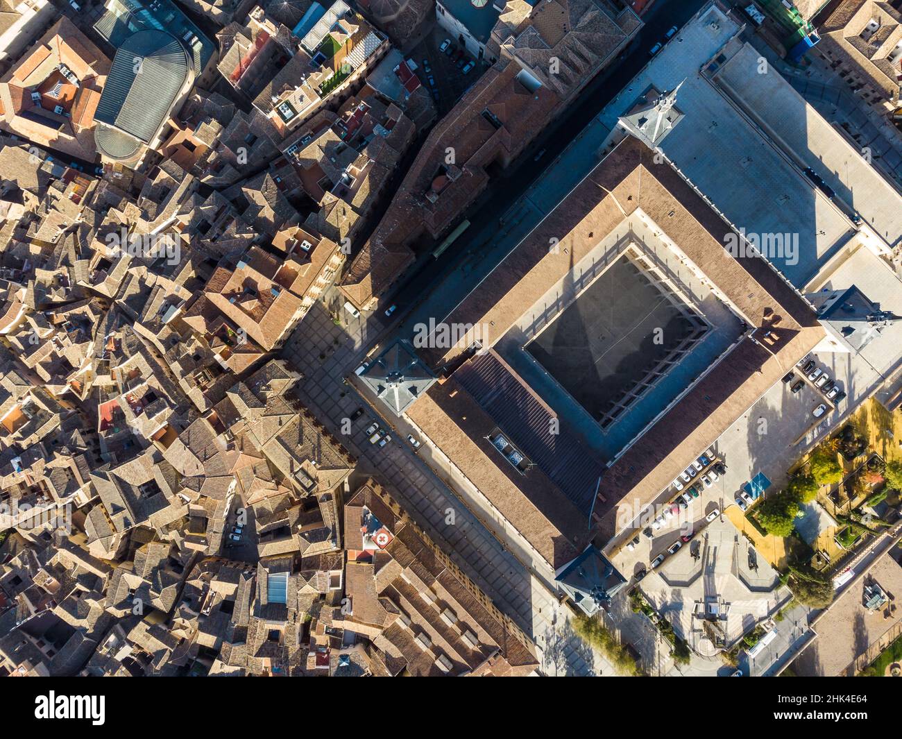 Vista de arriba abajo del famoso palacio del Alcázar en el casco antiguo medieval de Toledo en España Foto de stock