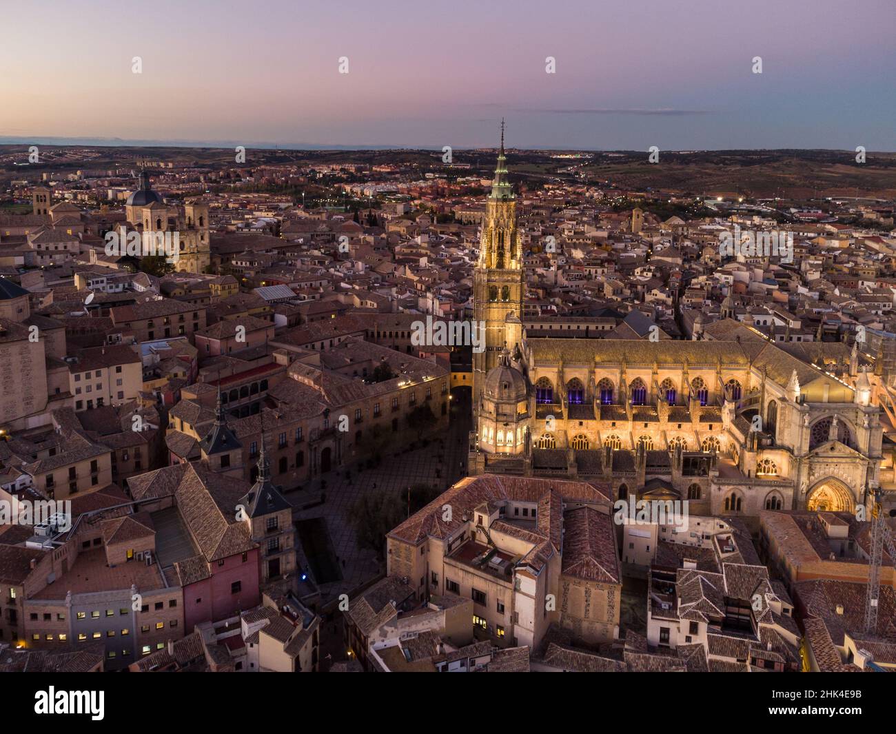 Vista aérea de la puesta de sol sobre la impresionante catedral del casco antiguo medieval de Toledo en España Foto de stock