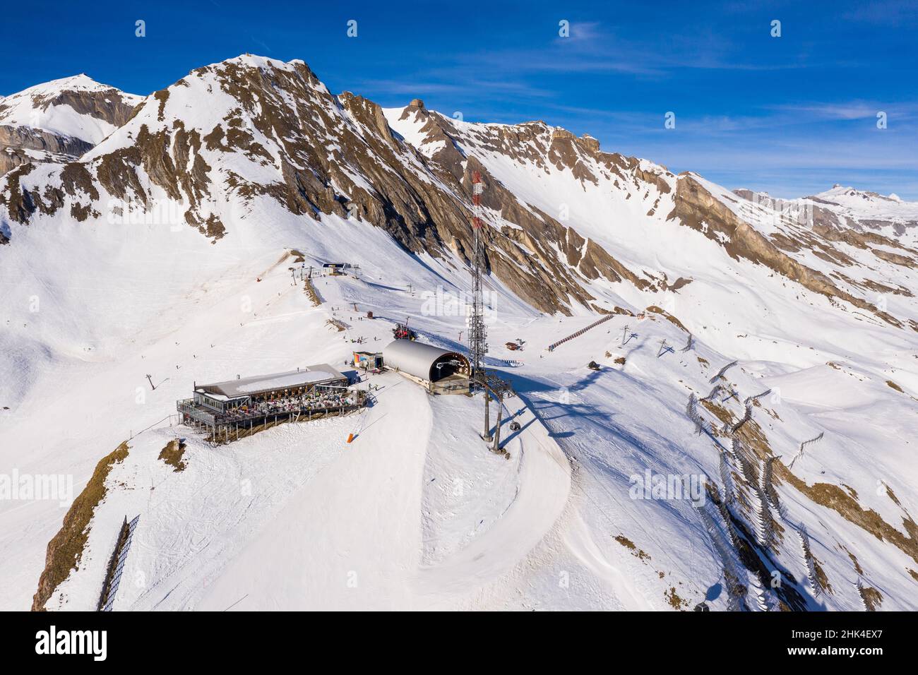 Vista aérea de la estación de teleférico en la parte superior de la estación de esquí de Anzere en Canton Valais en los alpes en Suiza en un soleado día de invierno Foto de stock