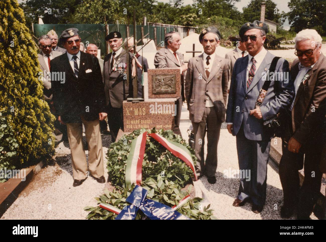 X MAS BTG. Conmemoración de los viejos combatientes de Fulmine en el monumento conmemorativo, Italia 1970s Foto de stock