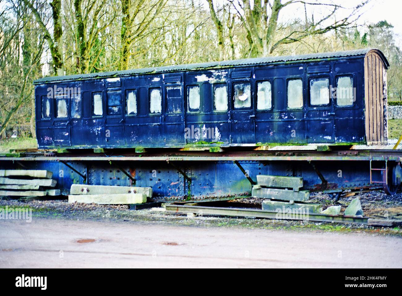 Entrenador vintage esperando restauración, línea Stainmore, Kirkby Syehen West, Cumbria, Inglaterra Foto de stock