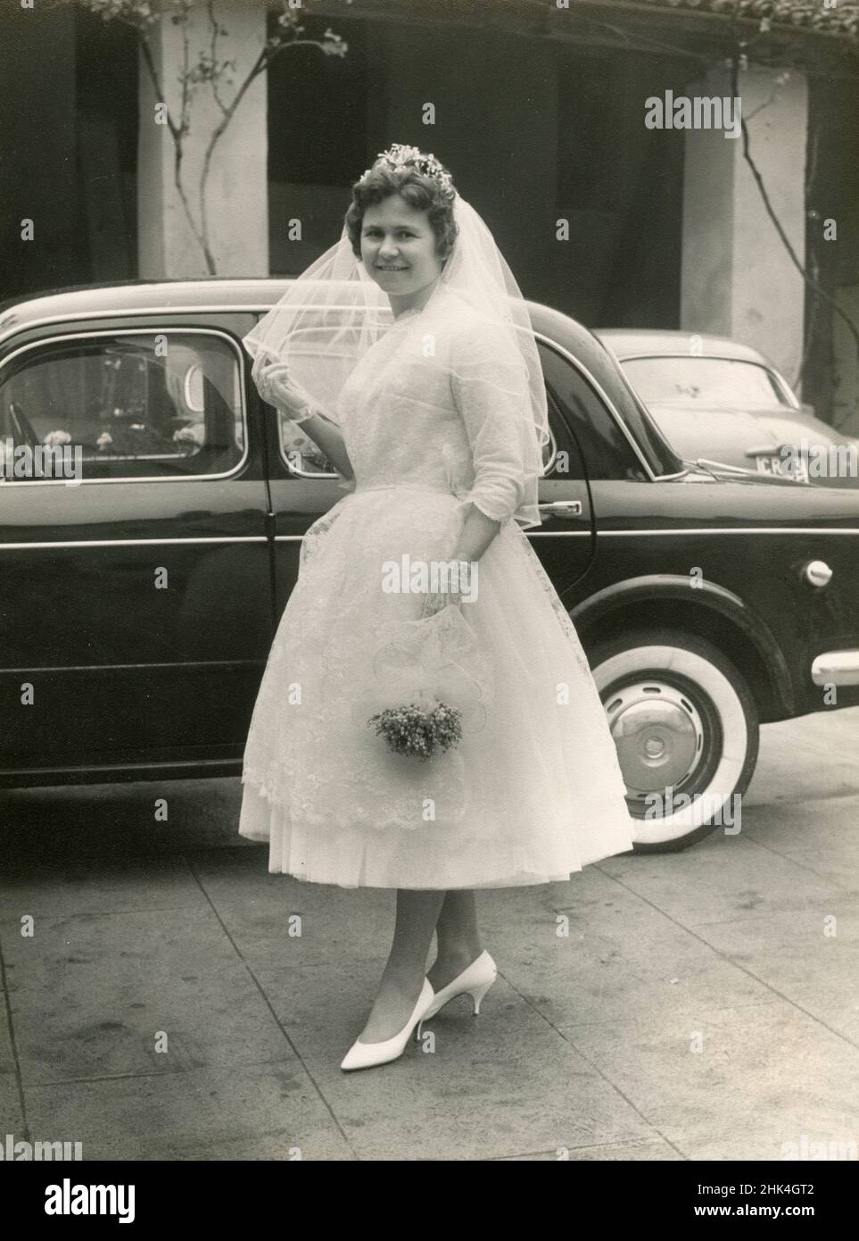 Boda en Italia durante el 1950s: La novia llega a la iglesia Foto de stock
