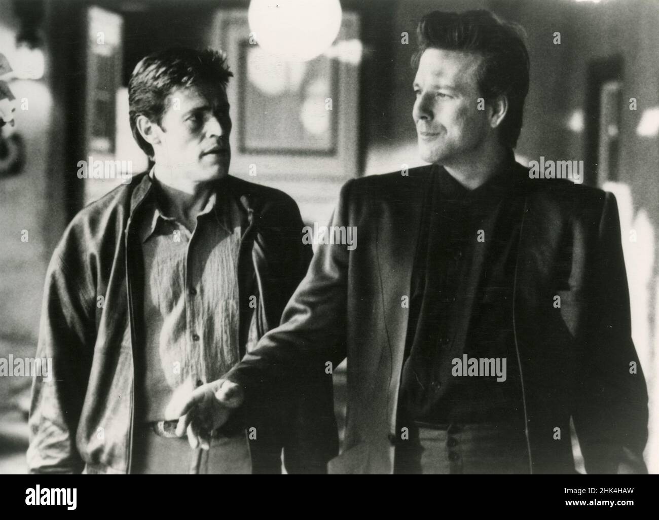 Los actores americanos Willem Dafoe y Mickey Rourke en la película White Sands, USA 1992 Foto de stock