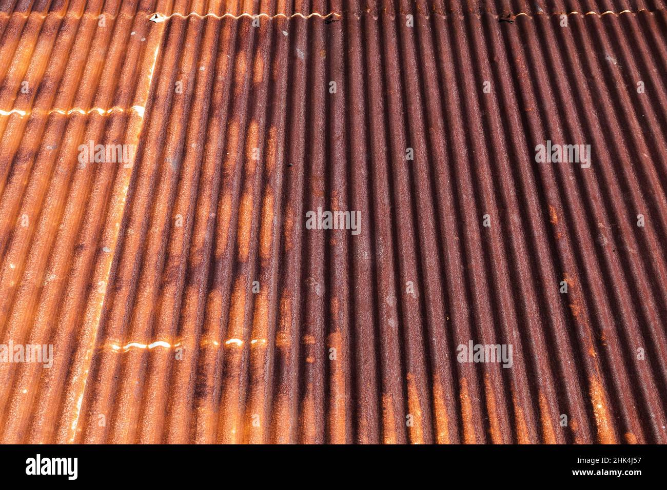 Foto de fondo de una pendiente de techo de metal rojo oxidado con efecto de perspectiva Foto de stock