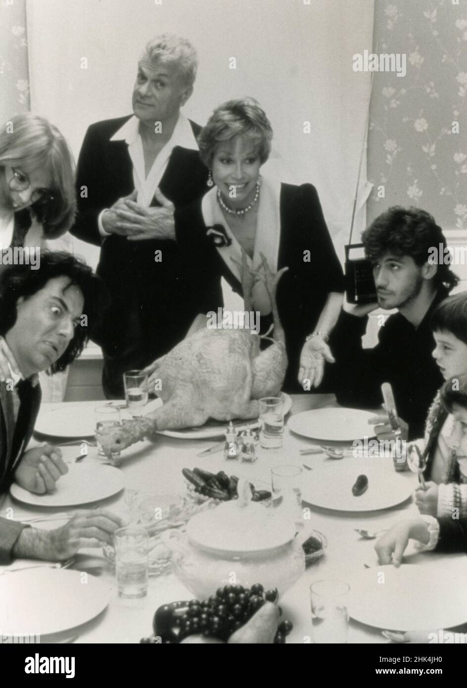 Actores americanos Jonathan Brandmeier, Kelly Curtis, Tony Curtis, Mary Tyler Moore, Andy Hirsch, Jon Steuer, y Mindy Isenstein en la película Día de Acción de Gracias, EE.UU. 1990 Foto de stock