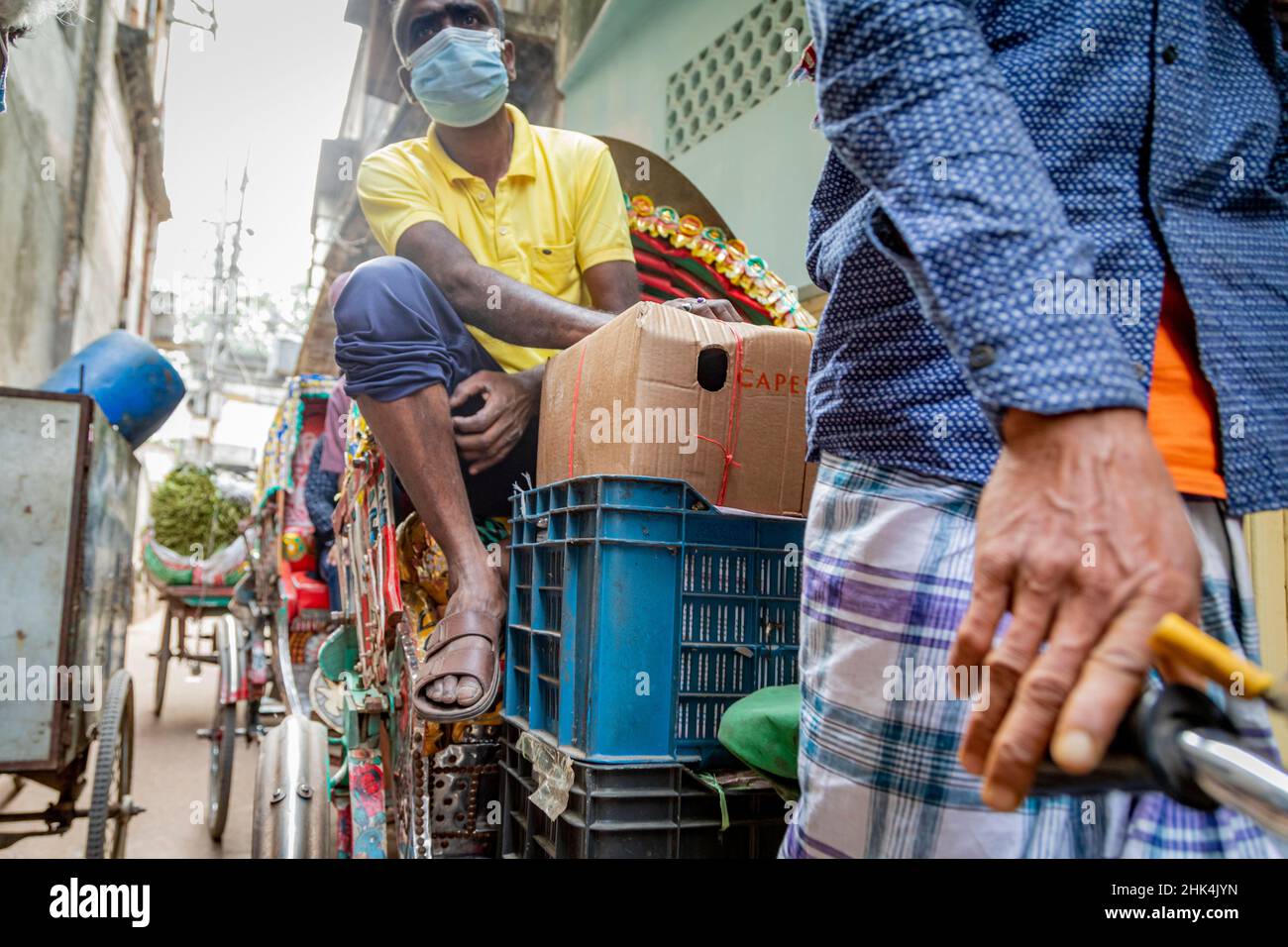 Los pullers de rickshaw en las calles de Puran Dhaka - Old Dhaka en Bangladesh. Las rickshaws son triciclos accionados por pedal, pero se solía tirar a mano, por lo tanto 'rickshaw extractor'. Hoy en día muchas de las sierras de rickshaws se convierten incluso para ser alimentado por motor eléctrico. Foto de stock