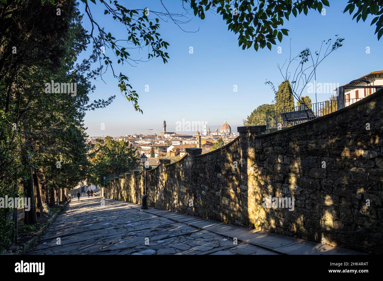 Florencia, Italia. 2022 de enero: La escalera que sube a Piazzale Michelangelo con el panorama de la ciudad en el fondo Foto de stock