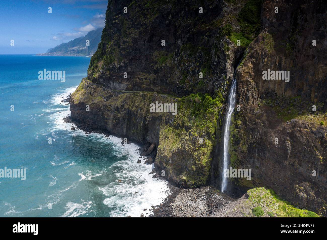 El agua que fluye de la caída del Veil nupcial que cae de rocas, Seixal, isla de Madeira, Portugal, Atlántico, Europa Foto de stock
