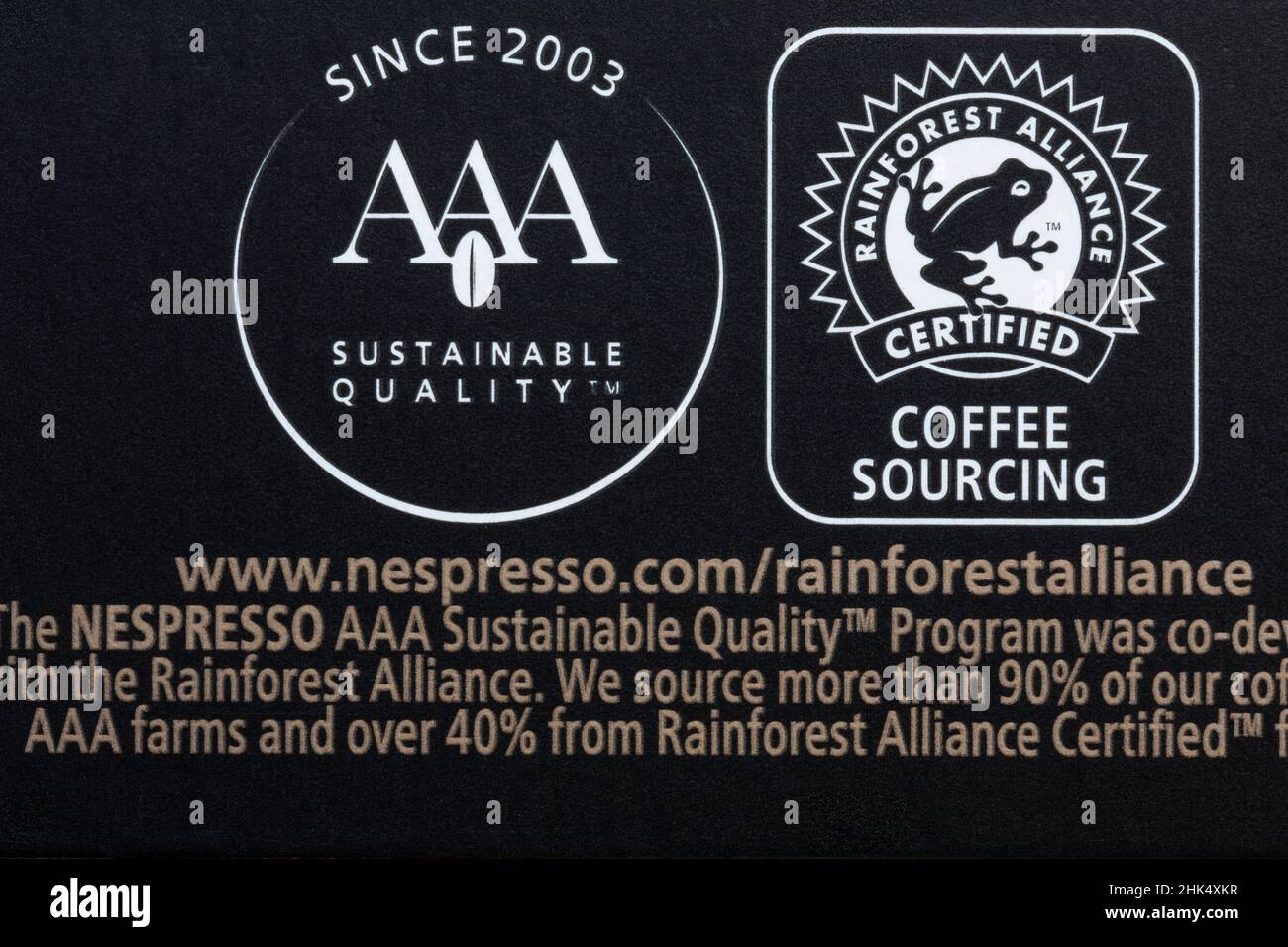 Rainforest Alliance Certified coffee sourcing y símbolos de calidad  sostenible AAA en la caja de cápsulas de café Nespresso Fotografía de stock  - Alamy