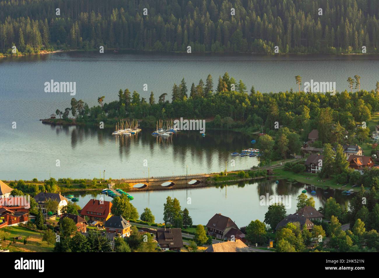 Lago y ciudad de Schluchsee, Selva Negra del Sur, Baden-Wurttemberg, Alemania, Europa Foto de stock