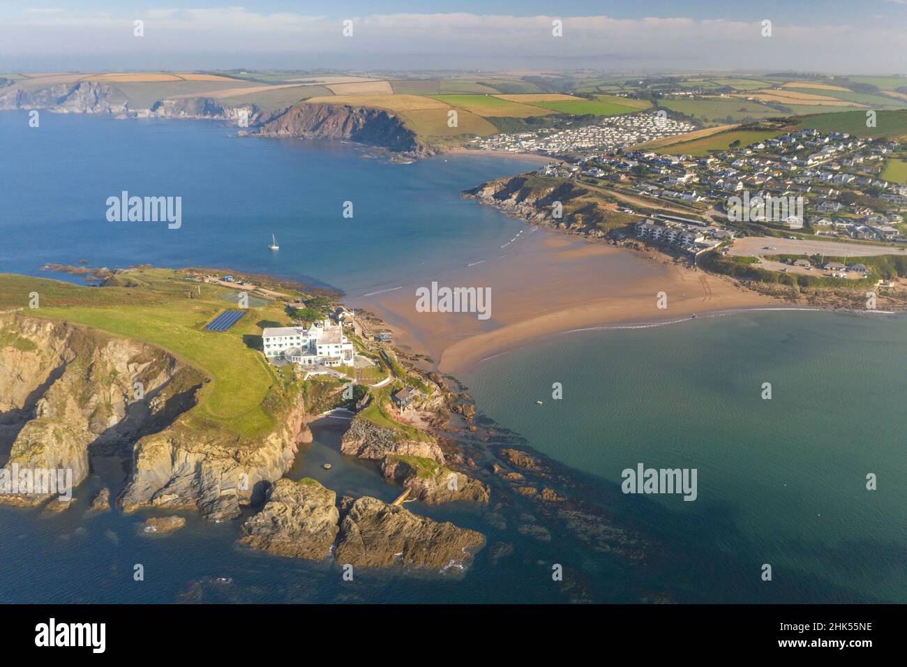 Vista aérea del hotel Burgh Island en Bigbury en el sur de Hams de Devon, Inglaterra, Reino Unido, Europa Foto de stock