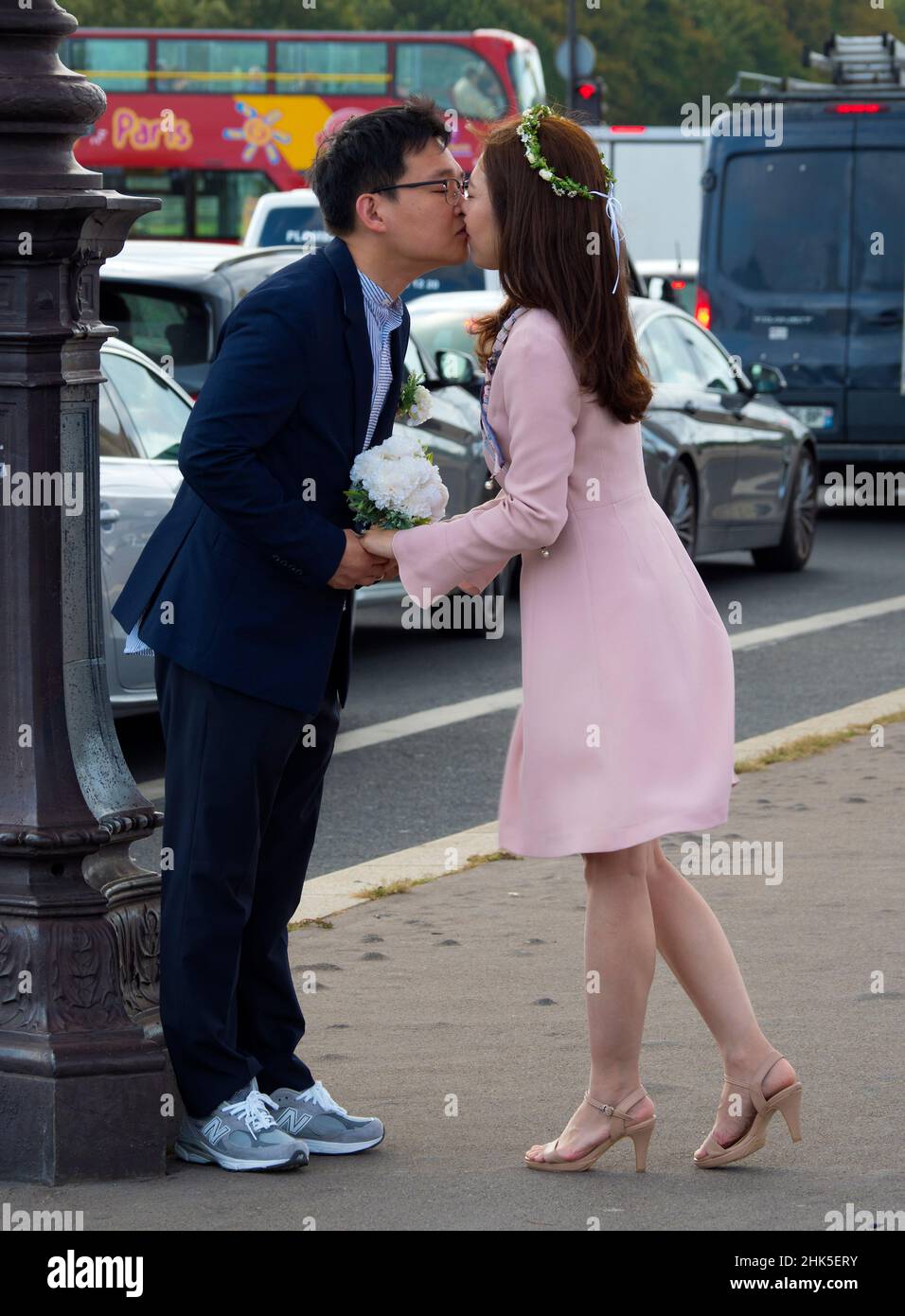 París tiene la reputación de ser la gran ciudad del amor y del romance. Esta pareja parece estar tomando eso literalmente. Visto en el puente Concorde. Comp Foto de stock