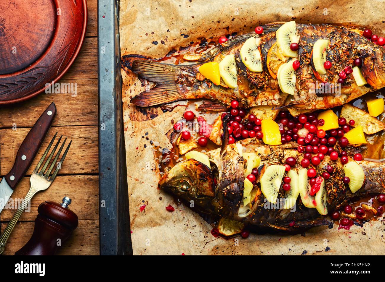 Carpa de pescado al horno con frutas y bayas en un plato para hornear  Fotografía de stock - Alamy