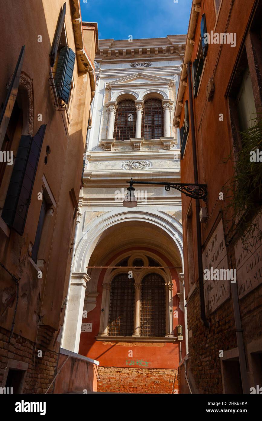 Vista parcial de la Gran Escuela de San Roque, una hermosa muestra de arte renacentista y la arquitectura de Venecia Foto de stock