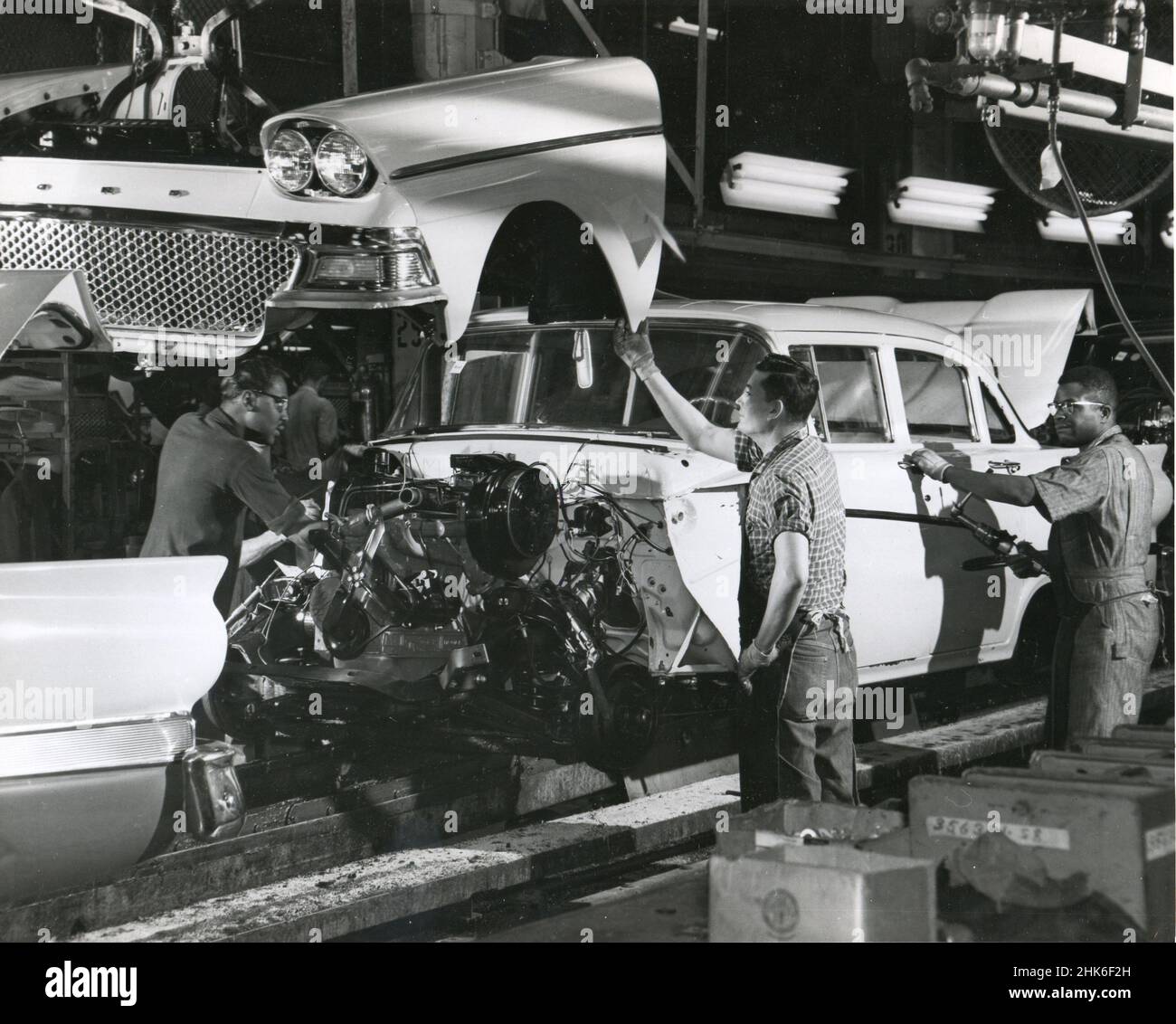 1958 - Dearborn, Michigan - La única planta de automóviles que puede transformar las materias primas en un coche terminado en 28 horas es la planta de Ford Rouge. Aquí, en la línea final de la planta de la Asamblea Dearborn, los materiales de varias partes del mundo se combinan en un producto distintivamente americano. Foto de stock