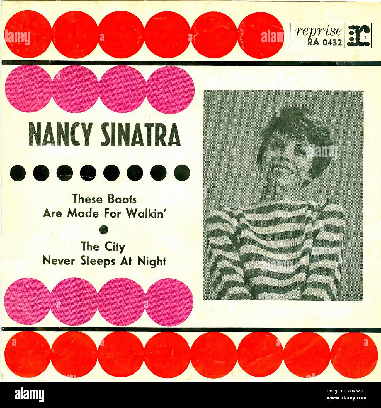 Vintage vinilo record cover - Sinatra, Nancy - Estas botas están hechas para  caminar - D - 1966 Fotografía de stock - Alamy