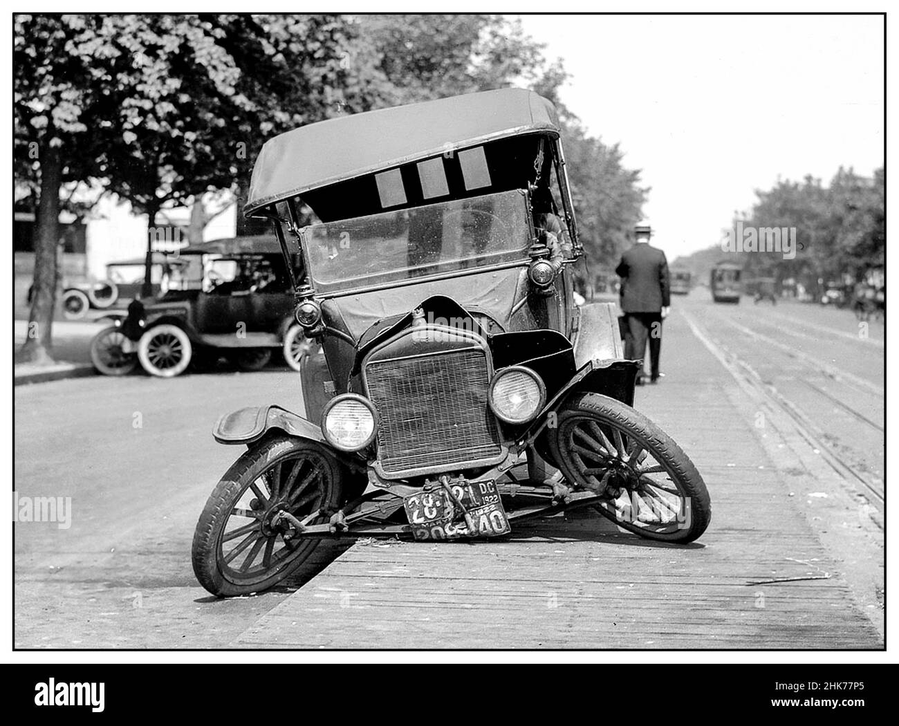 Un accidente de coche clásico histórico Ford 1900s Model T se derrumbó después de un accidente de coche en la mediana central de 1920s EE.UU. América Foto de stock