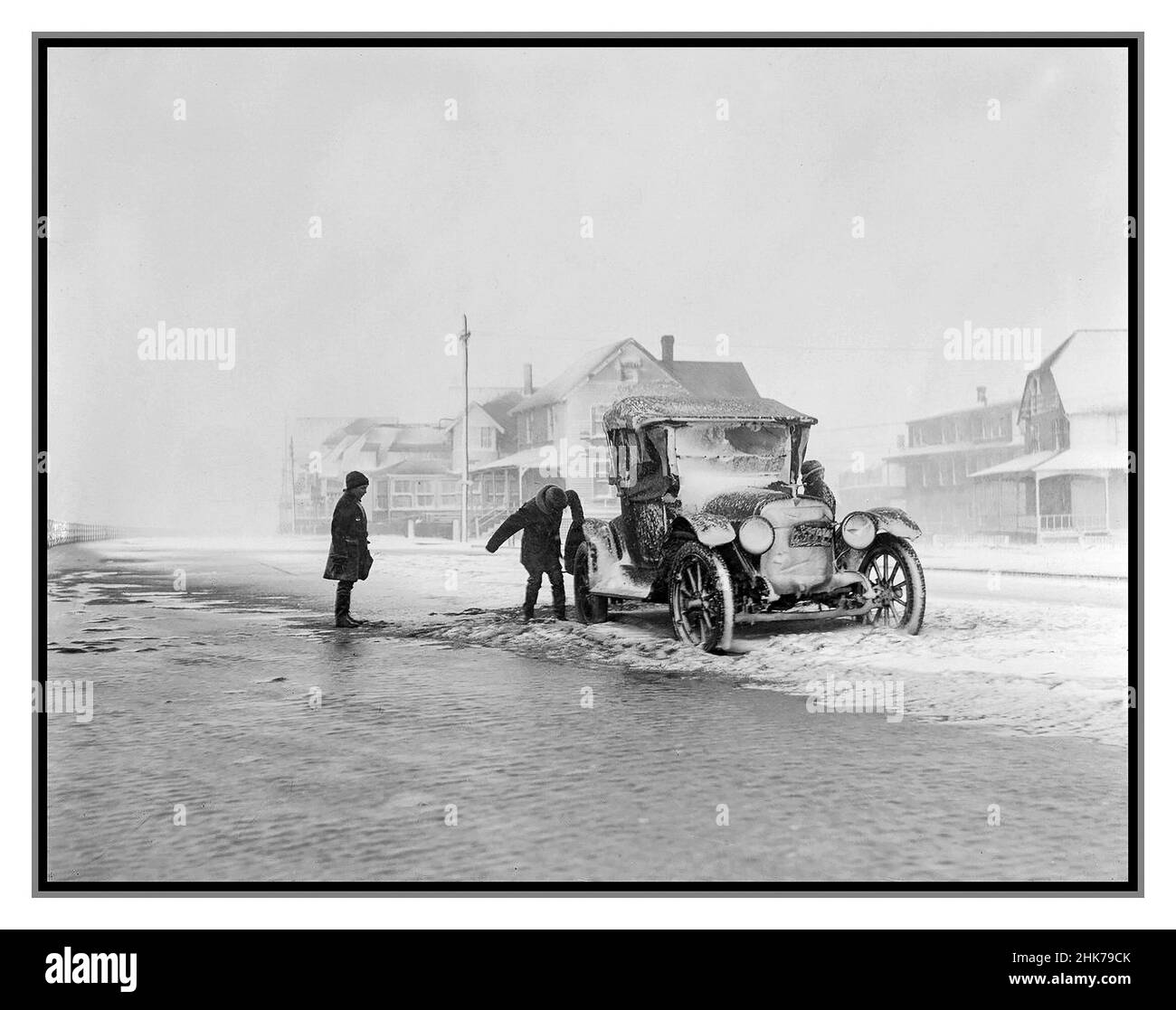 1930s El coche Ford del modelo T congela a la carretera en la playa de Winthrop en un invierno nevado duro EE.UU. La playa de Winthrop es la playa principal de Winthrop, Boston Massachusetts. EE.UU Foto de stock