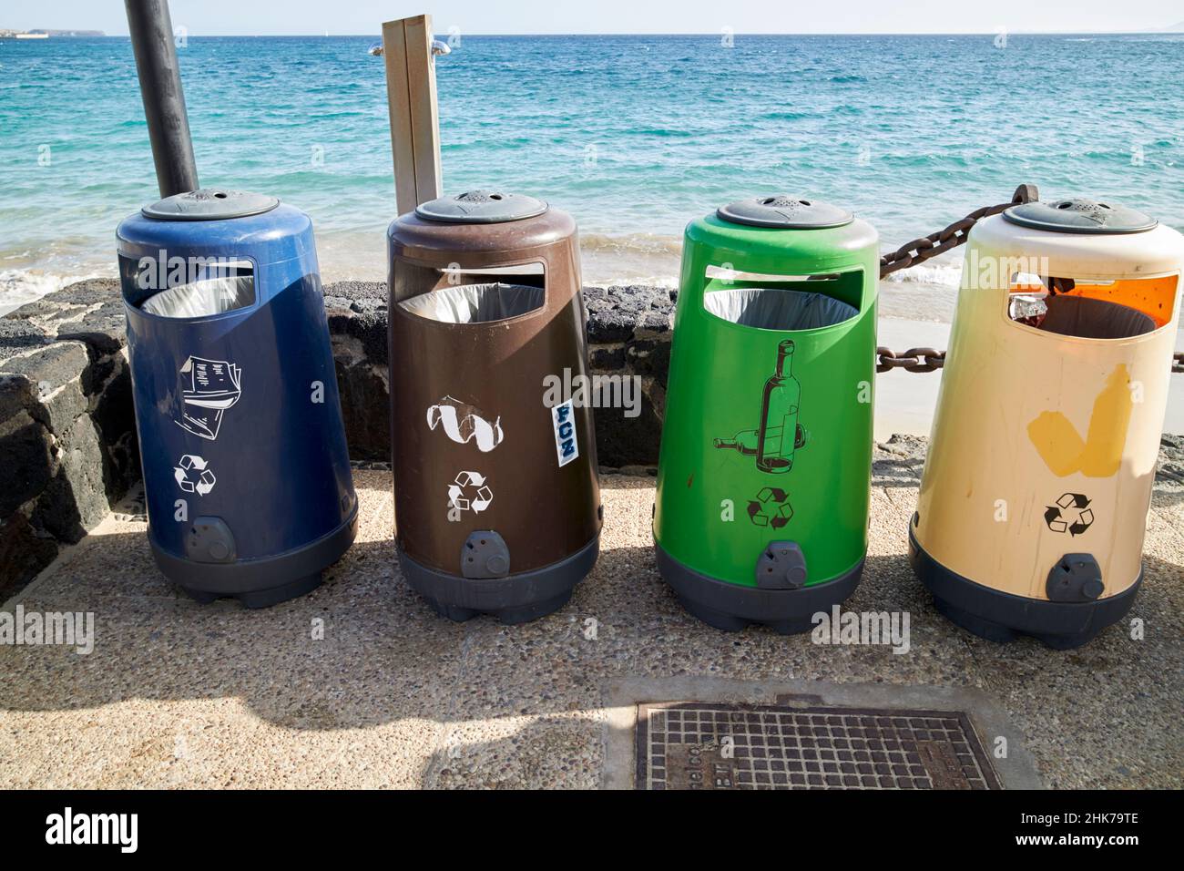 Varios contenedores públicos de reciclaje junto a la playa playa blanca Lanzarote Islas Canarias España Foto de stock