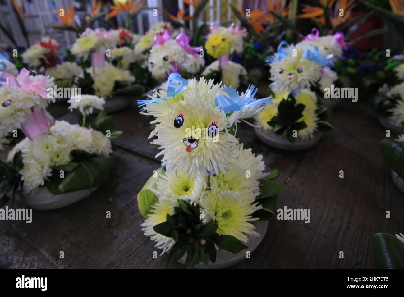 Las Florerías en el mercado de Jamaica ubicado al sureste del centro de la  Ciudad de México, ofrecen una variedad de rosas, ornamentos y arreglos  florales en forma de Fotografía de stock -