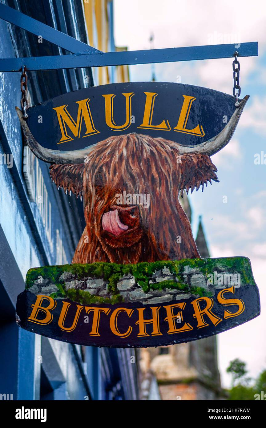 Cartel de la tienda Mull Butchers que muestra carne de vaca de las tierras altas en la calle principal, Tobermory, Inner Hebrides, Escocia, Reino Unido, Europa Foto de stock