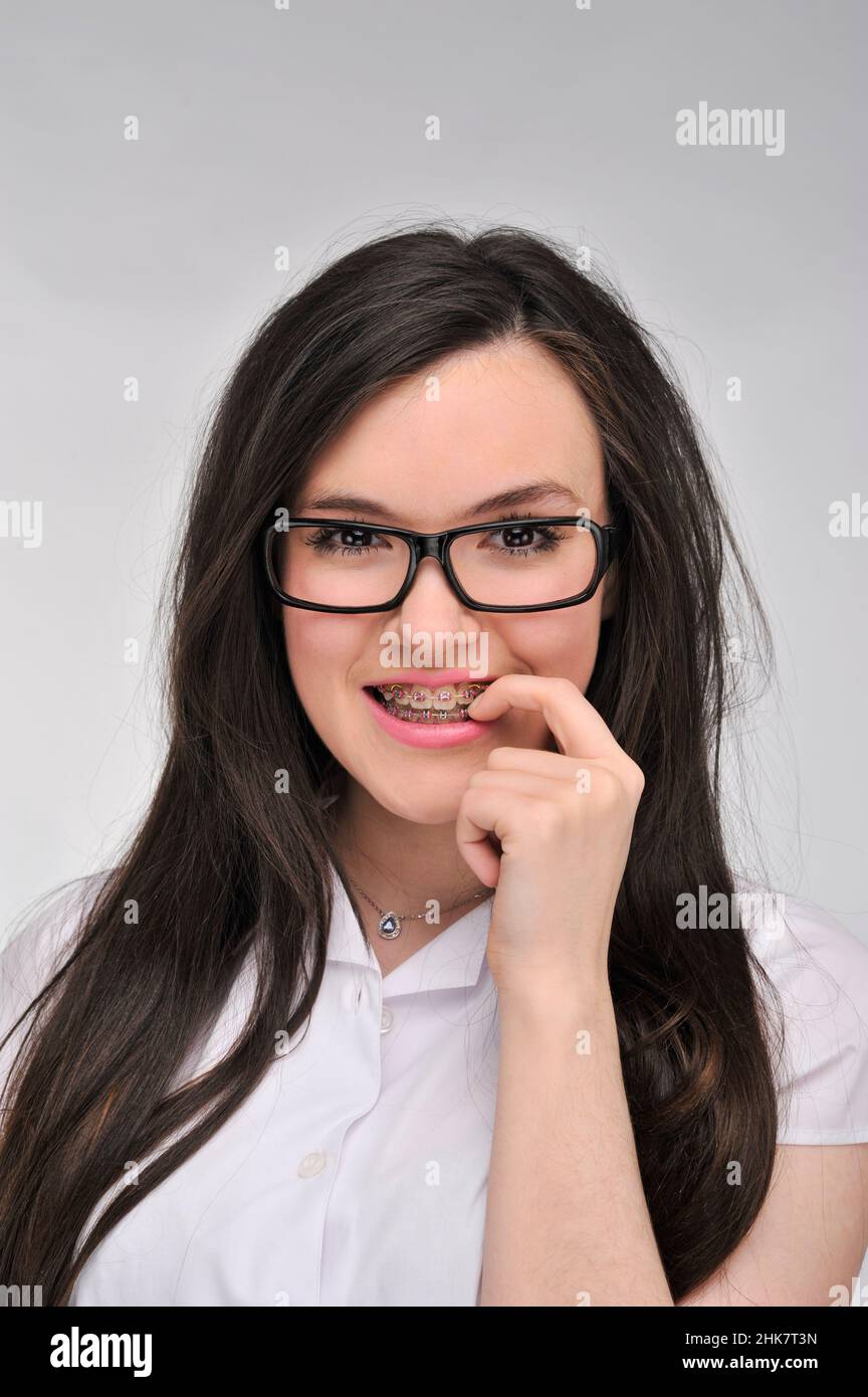 Mujeres con brackets online y lentes