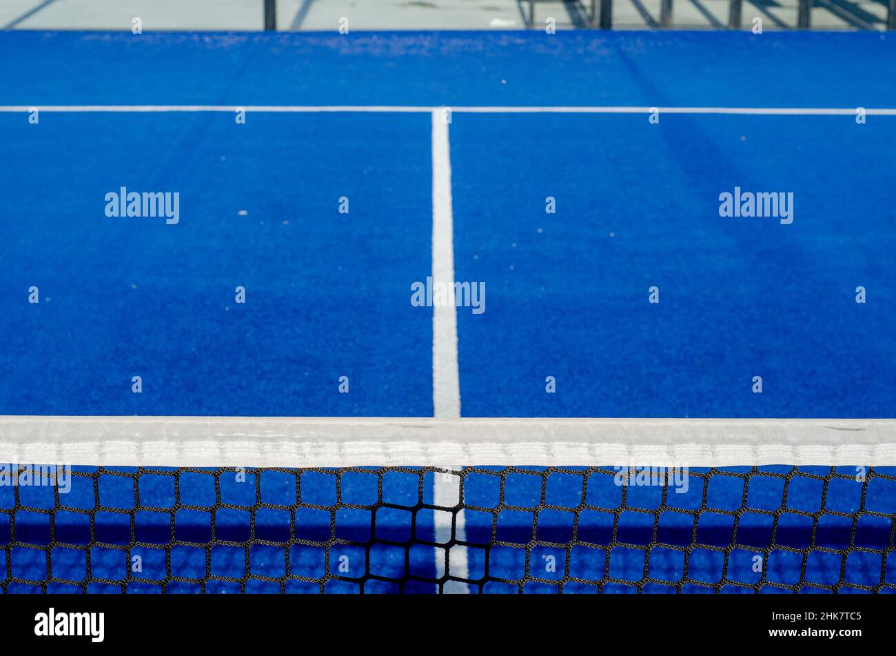 vista de la red y un campo de una pista de pádel azul, concepto de deportes de raqueta Foto de stock
