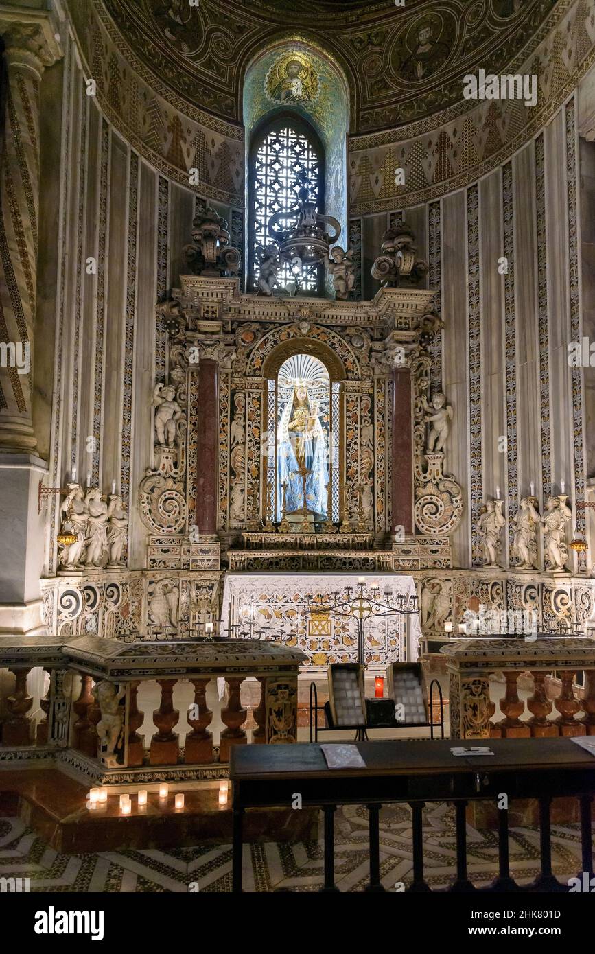 Monreale, Sicilia, Italia - 26 de agosto de 2017: Capilla lateral adornada dentro de la famosa catedral Santa Maria Nuova Foto de stock