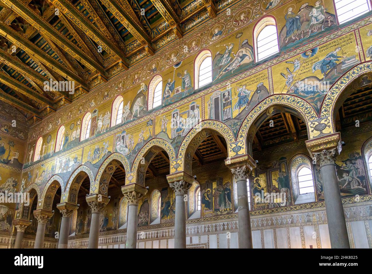 Monreale, Sicilia, Italia - 26 de agosto de 2017: Vista de la nave decorada con frescos de la Catedral de Monreale Foto de stock