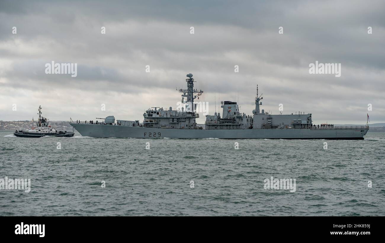 El buque de guerra de la Royal Navy HMS Lancaster (F229) zarpó desde Portsmouth, Reino Unido el 1/2/2022, tras un período de mantenimiento en la Base Naval de Portsmouth. Foto de stock