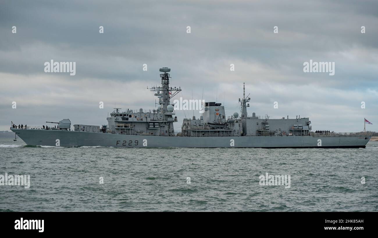 El buque de guerra de la Royal Navy HMS Lancaster (F229) zarpó desde Portsmouth, Reino Unido el 1/2/2022, tras un período de mantenimiento en la Base Naval de Portsmouth. Foto de stock