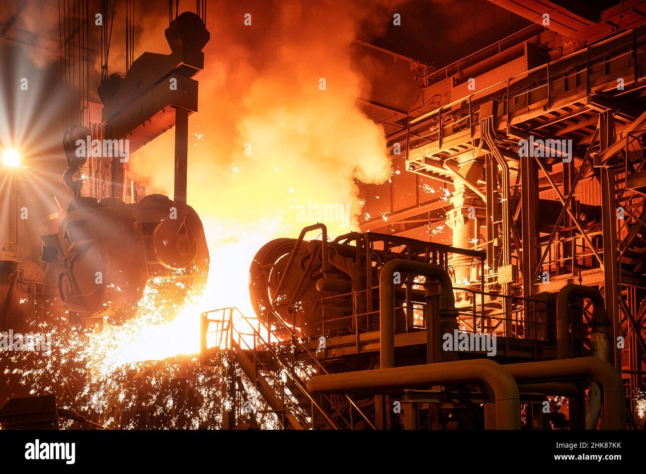El metal fundido se vierte desde la cuchara al horno metalúrgico Fotografía  de stock - Alamy