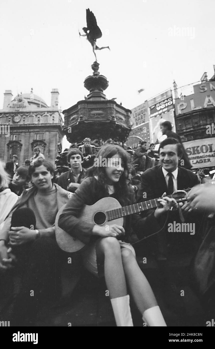 Vasthi Bunyan tocando la guitarra y cantando en Piccadilly Circus, 1966 Foto de stock