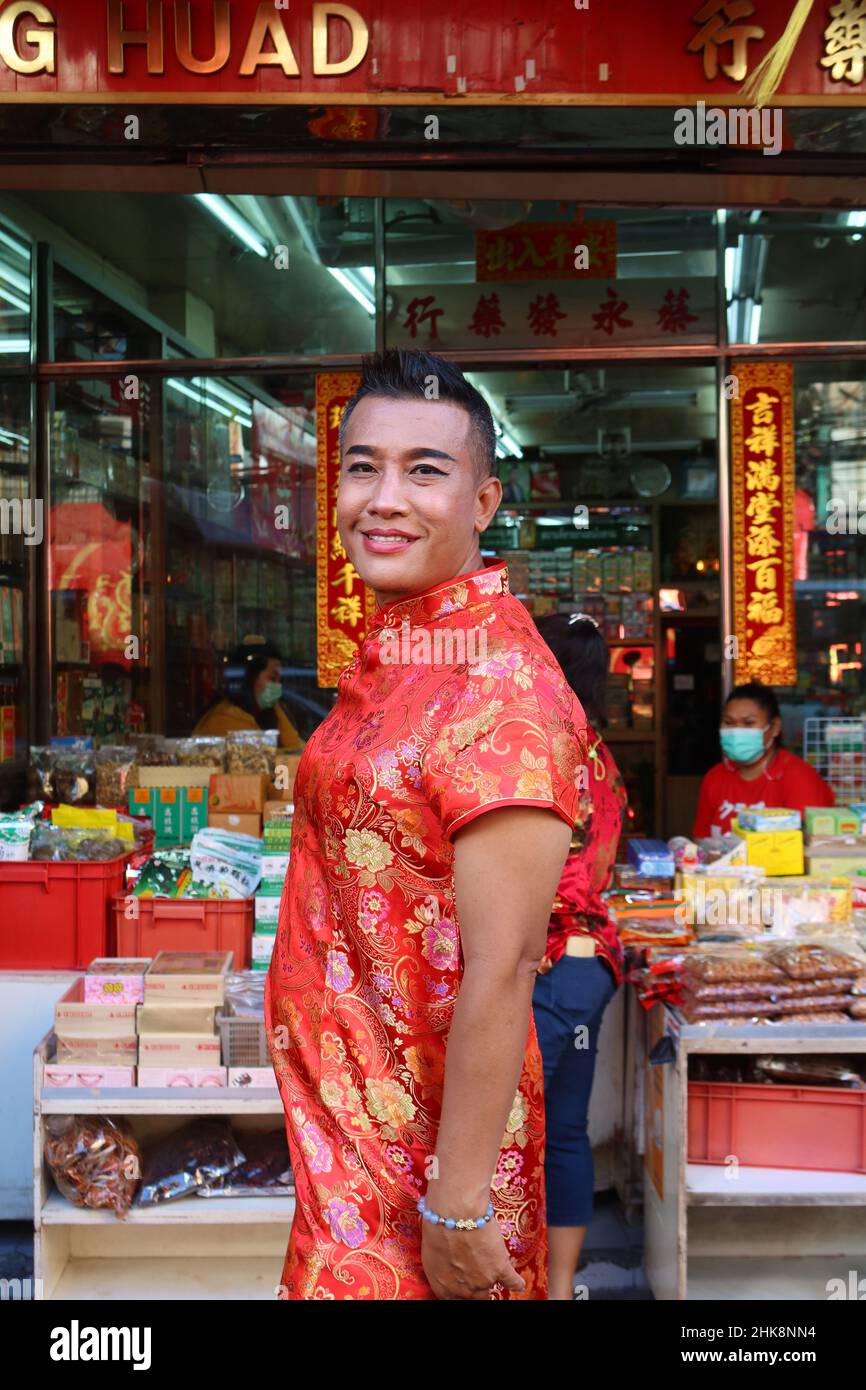 Ladyboy sonriente lleva un vestido tradicional chino (cheongsam en Chinatown, Bangkok, Tailandia Foto de stock
