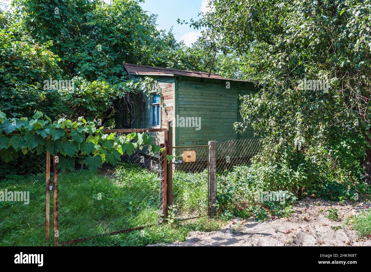 Kiev, Ucrania - 3 de julio de 2021: Típica casa de madera de verano en la zona de Osokorky. Osokorky es un barrio histórico, en la margen izquierda de Kiev, el Foto de stock