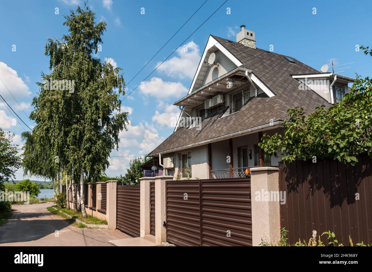 Kiev, Ucrania - 3 de julio de 2021: Típica casa de campo o mansión a orillas del río Dnipro en la zona de Osokorky. Osokorky es un barrio histórico Foto de stock
