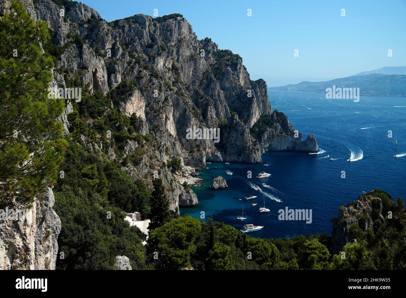 Vistas a la bahía con Gruta Azul, Isla Capri, Campania, Italia, Europa Foto de stock