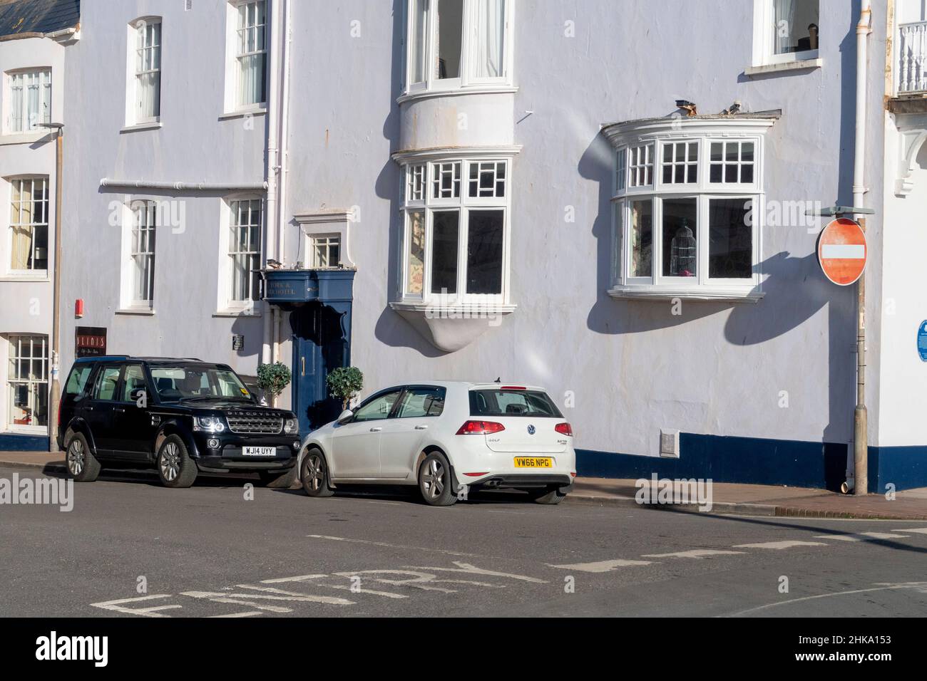 Un coche aparcado mirando en la dirección equivocada en una calle de un solo sentido, Sidmouth, Devon Foto de stock